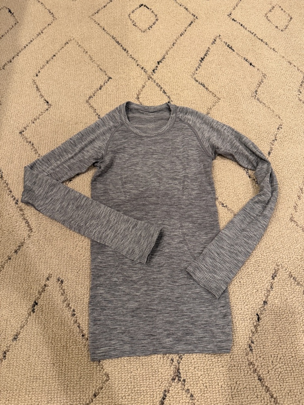 Lululemon women’s Swiftly Tech Long Sleeve size 6